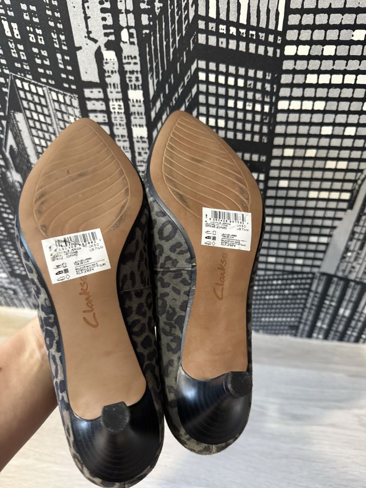 Замшеві туфлі на підборах в леопардовий принт clarks