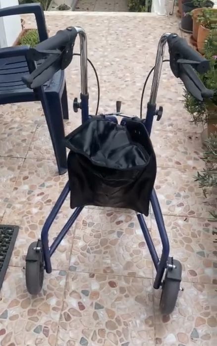 Andarilho com tres rodas e travoes como novo