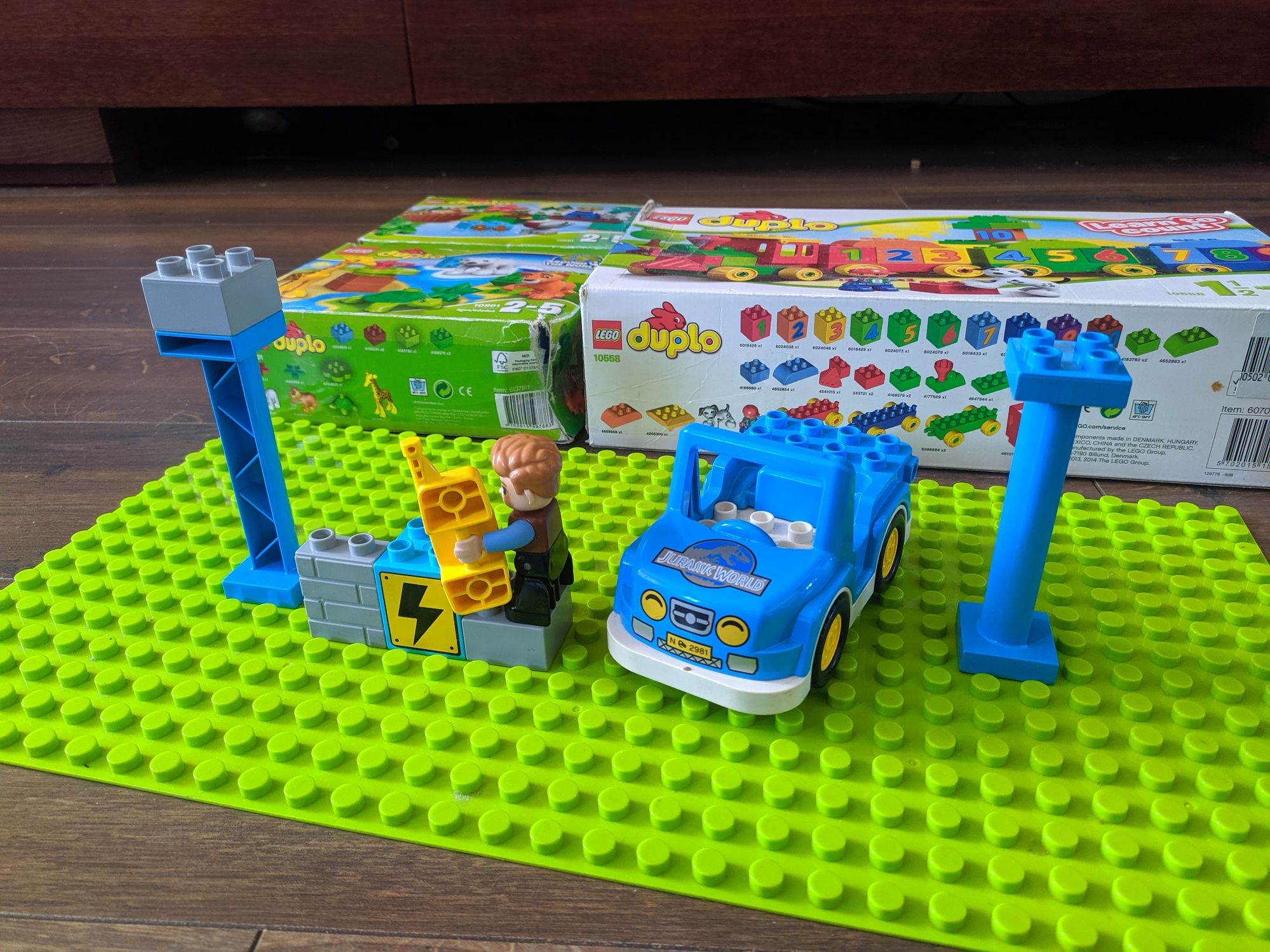 Lego duplo 3 zestawy i podkladka i samochod z ludzikiem i wieżą