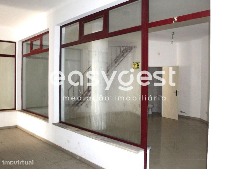 Loja localizada em zona residencial em Santiago do Cacém