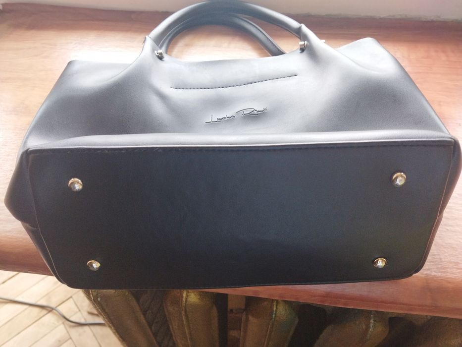 Класична чорна сумка