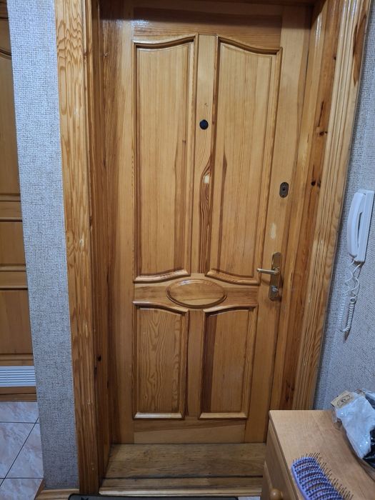 Вхідні деревяні двері