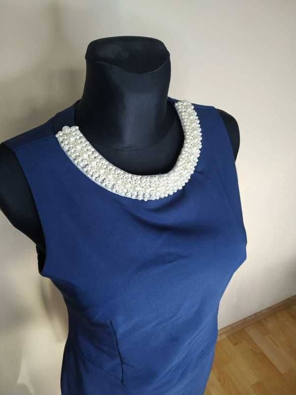 Ołówkowa sukienka z perłami Orsay