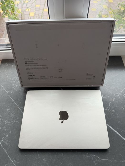 Macbook Air 13.6 M4 16/256  19 циклів зарядки