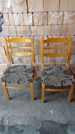 2 krzesełka drewniane w dobrym stanie.