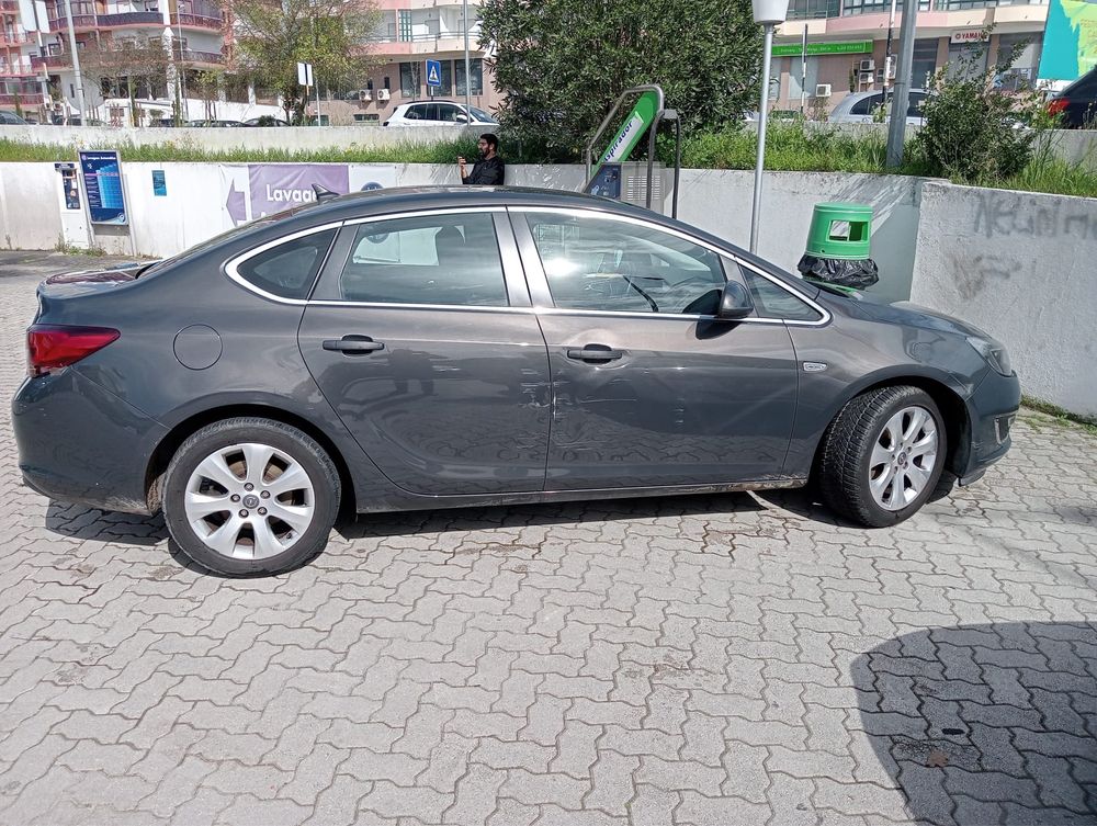 Opel Astra 2014 .