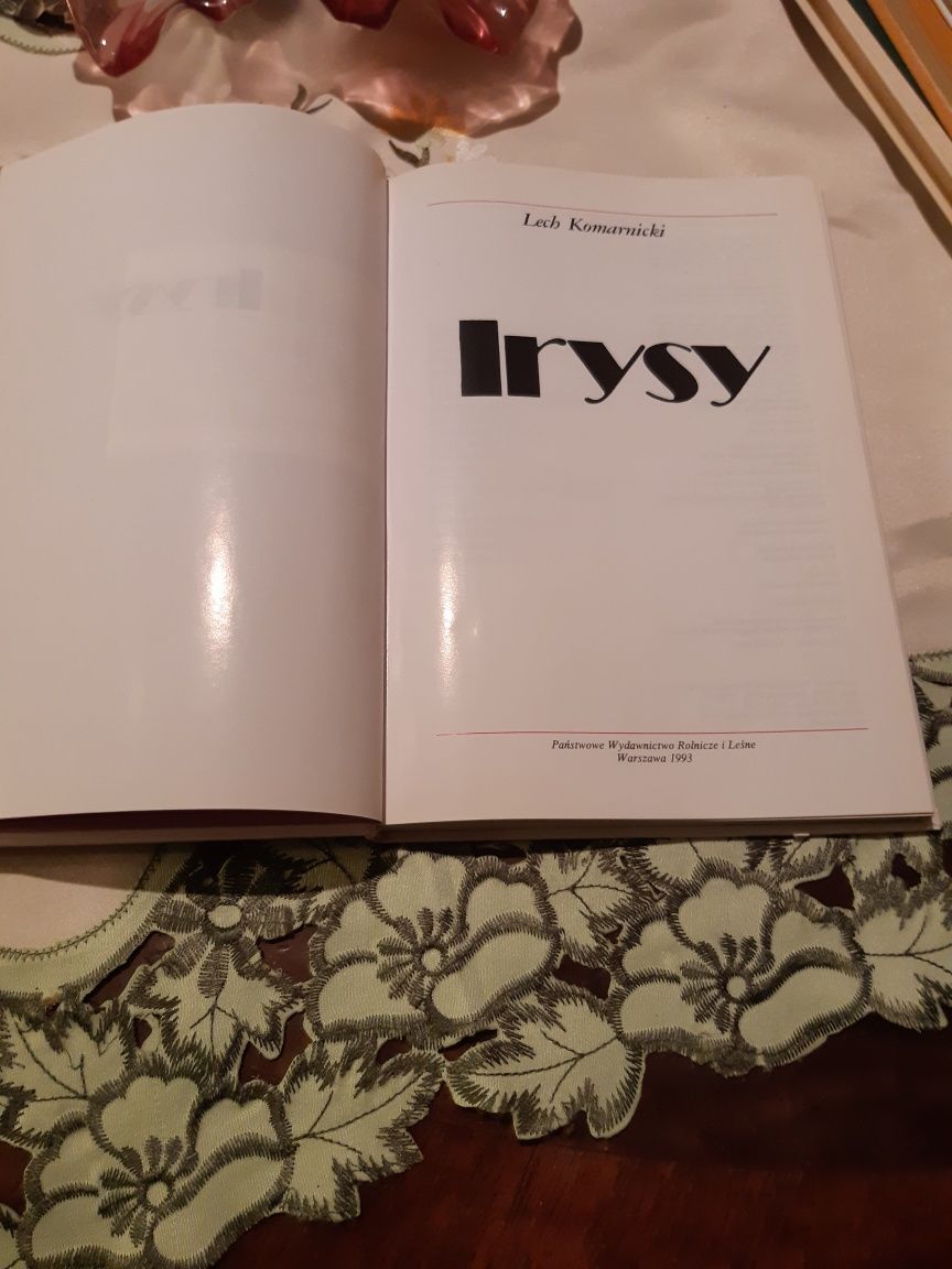 Irysy, 153 odmiany - L. Komornicki, PWRiL 1993 rok.