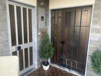 Janelas vidro  simples, portas de alumínio, ótimo estado, estores.
