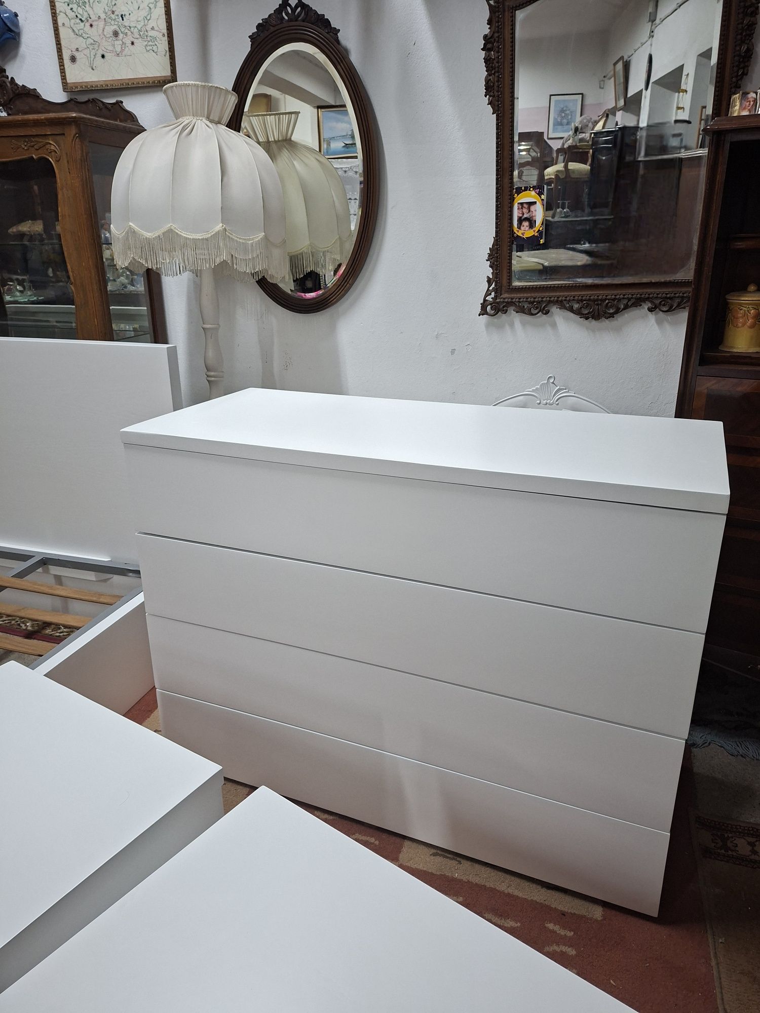 Quarto casal - cama+mesinhas+comoda+estrado