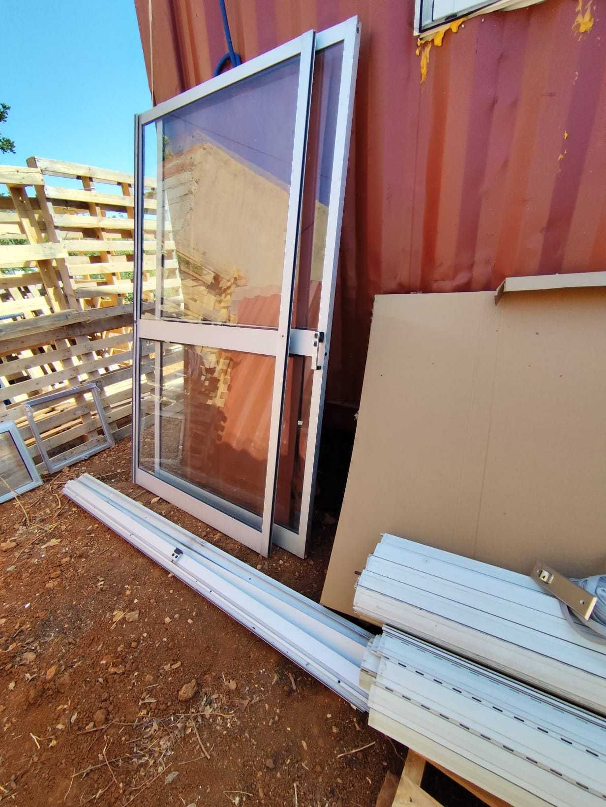 Portas de aluminio com vidros, trilhos e estores + janelas