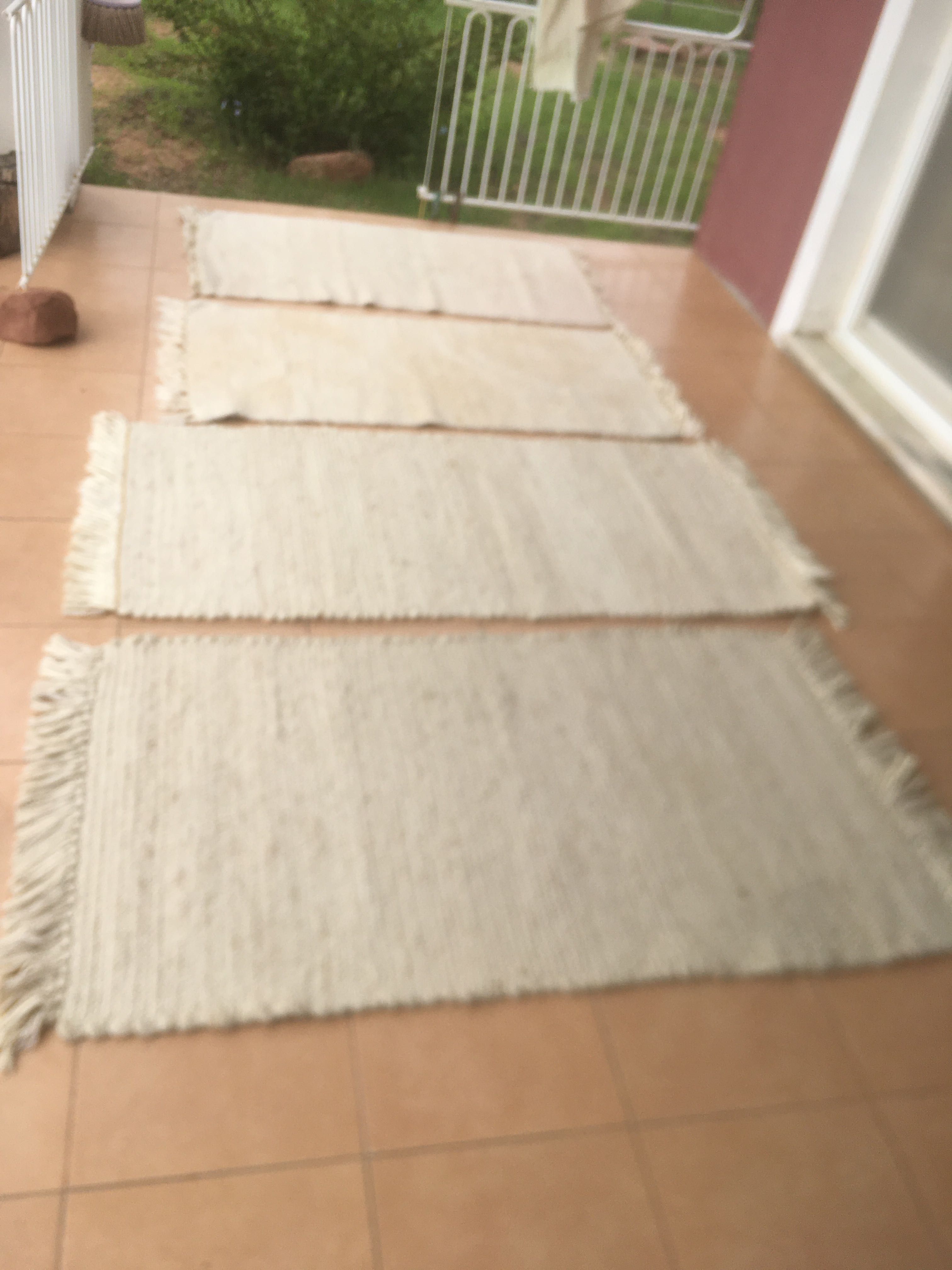 Vários tapetes em fibra natural
