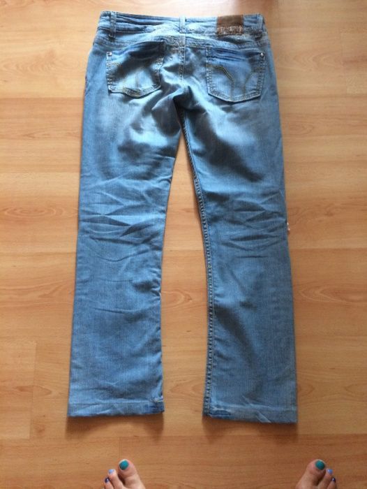 Super dzinsy z przecięciami i chaftem