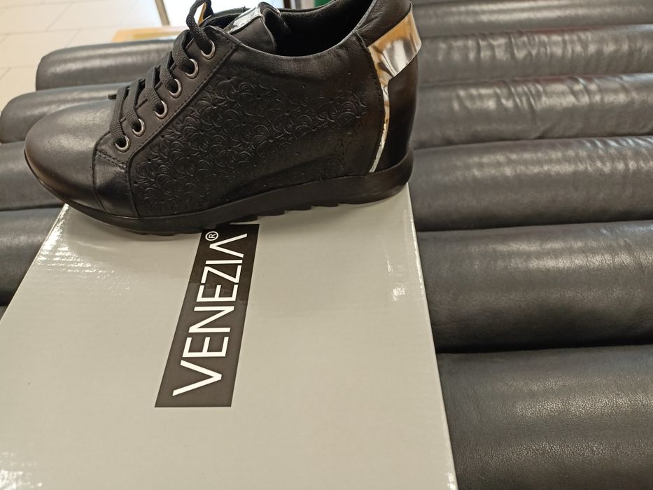 Buty na wbudowanym koturnie