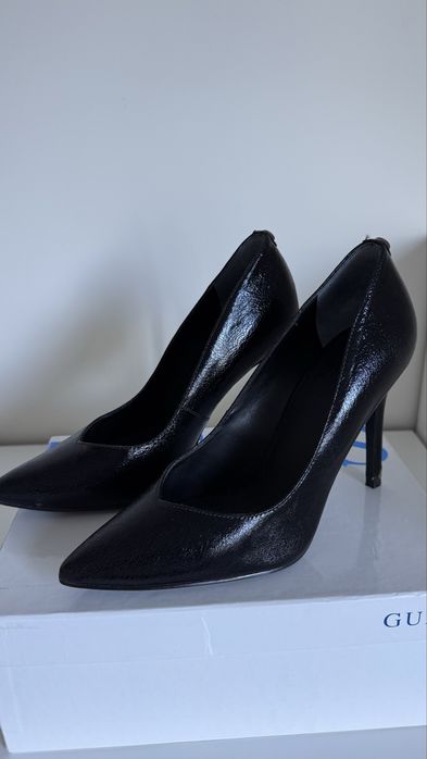Sapatos Guess em pele T37, lindos! Muito bons