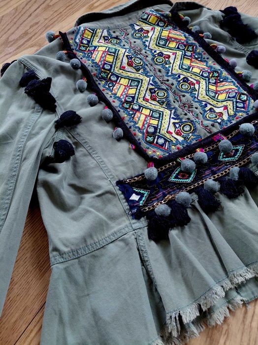 Lekka kurteczka z cekinami i zdobieniami