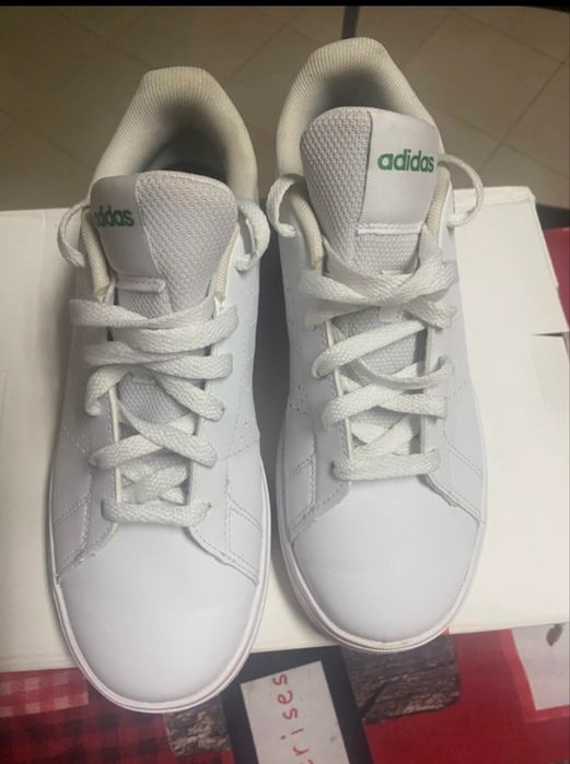 Tenis branco adidas ,com verde