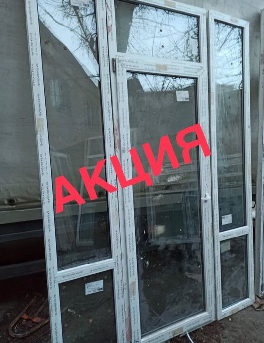 Панорамные конструкции с дверью разных размеров.