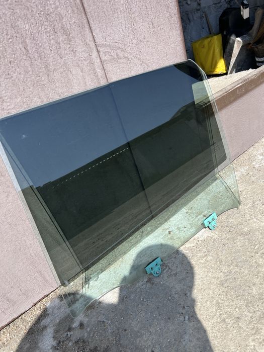 Nissan Juke заднее левое стекло оригинал