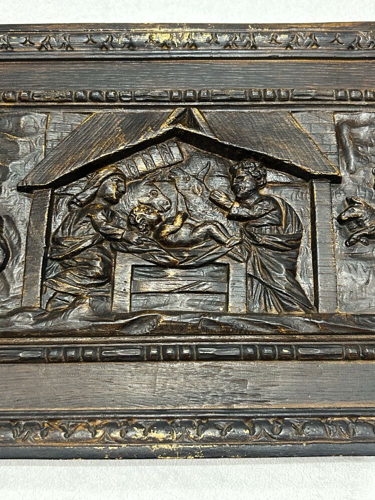 Płaskorzeźby z wizerunkiem Matki Boskiej oraz Jezusa w stajence