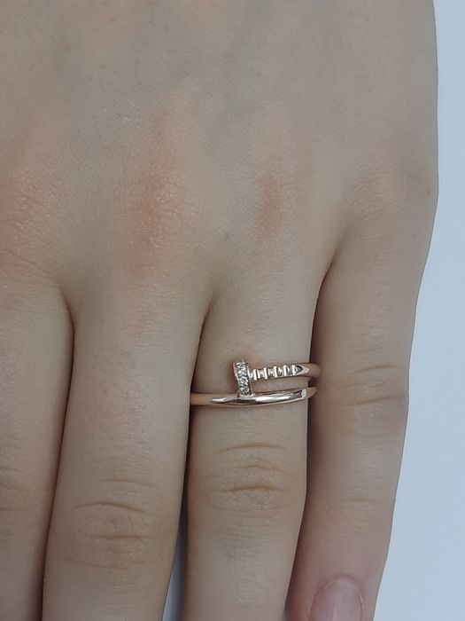 Золотое кольцо гвоздь с бриллиантами.