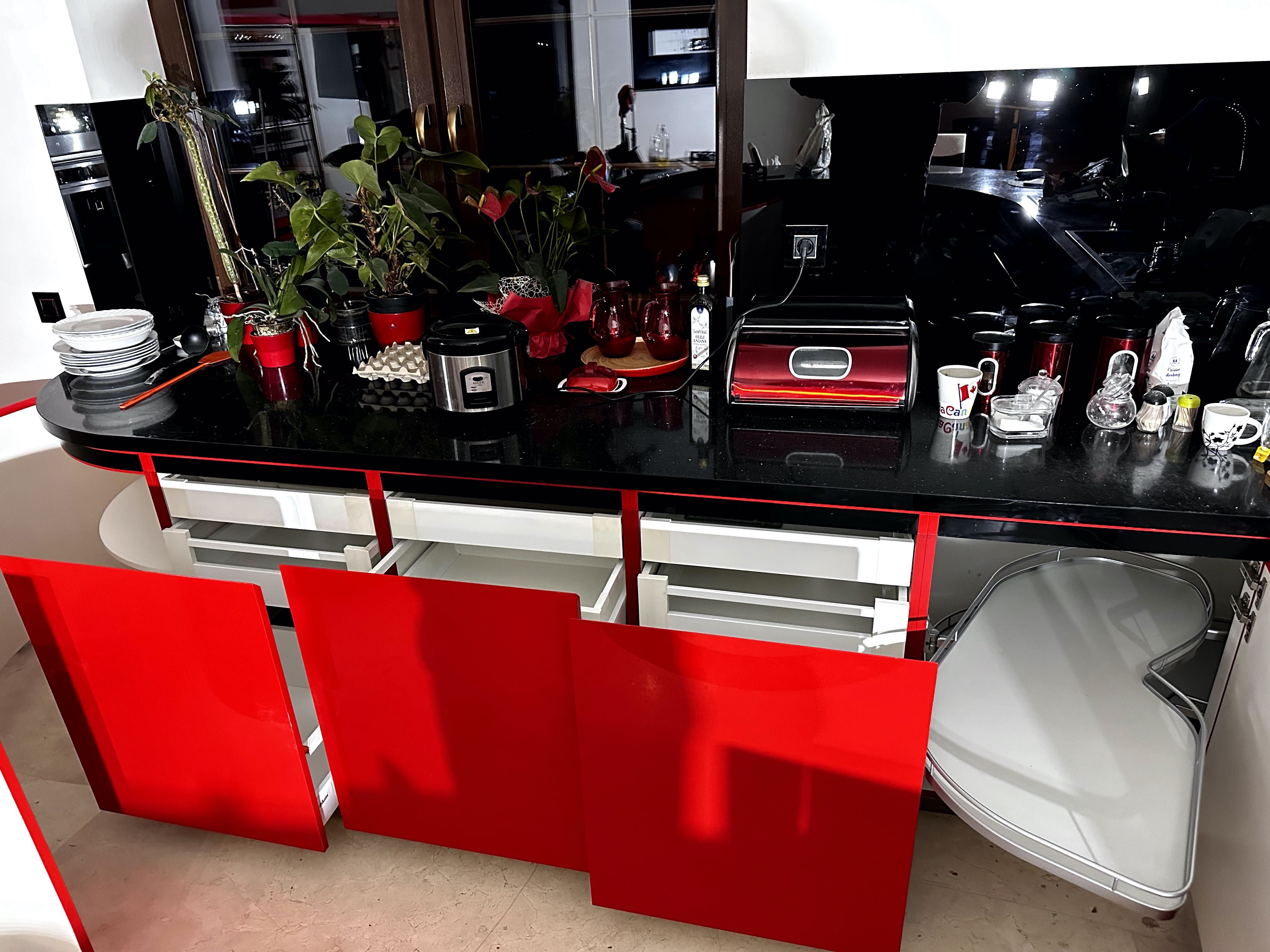 Meble kuchenne kuchnia czerwony lakier z blatem i wyposażeniem, Blum