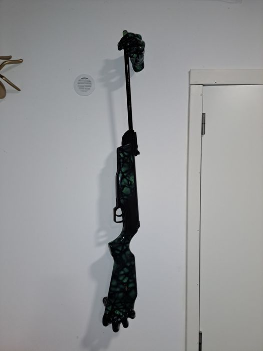 Vendo arma de chumbo decorativa com pintura exclusiva e suporte de mao