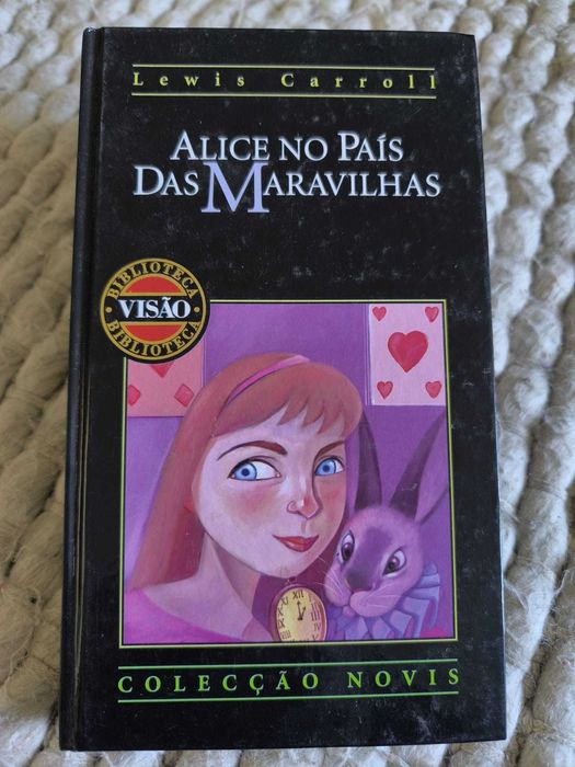 Livro "Alice no País das Maravilhas" de Lewis Carroll