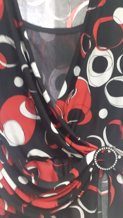 Blusa com fundo preto e motivos vermelhos e brancos em malha de seda c