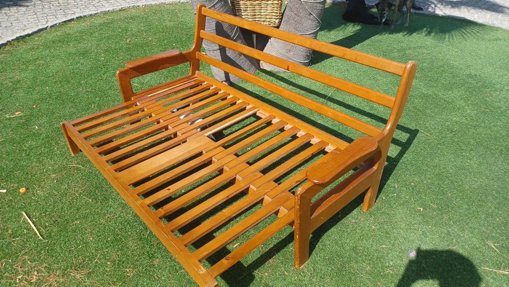 Sofa cama em madeira maciça