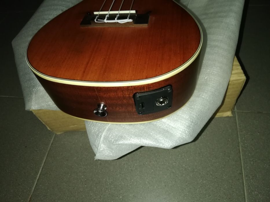 Ukulele concerto elétrico novo