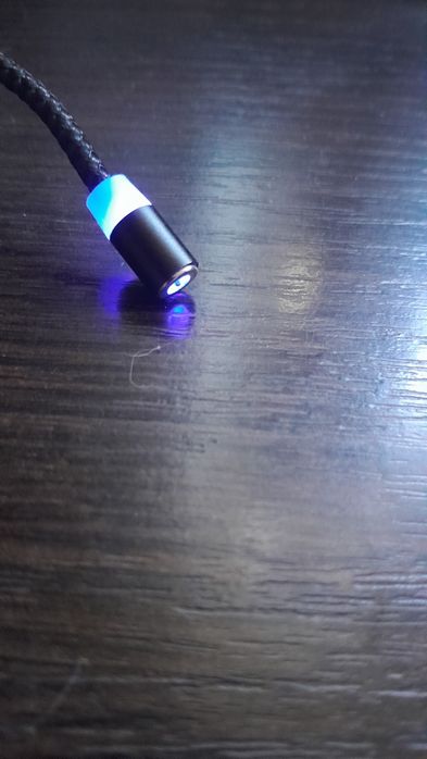 Продам новый, светящийся, магнитный шнур для телефона.