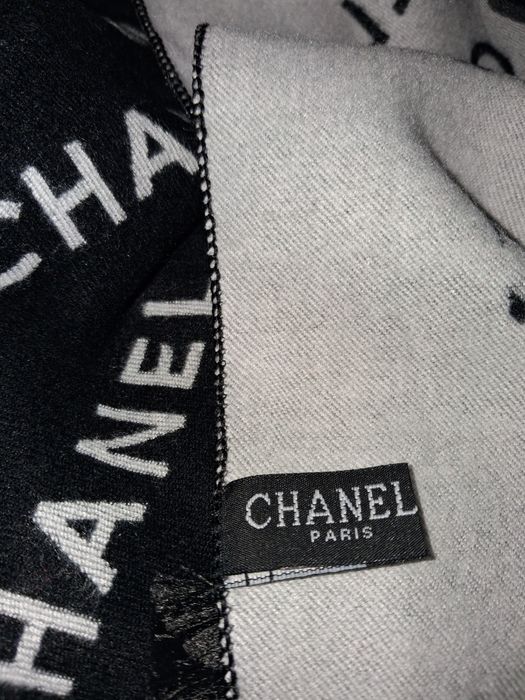 Piekny szal dwustronny Chanel Paris Nowy