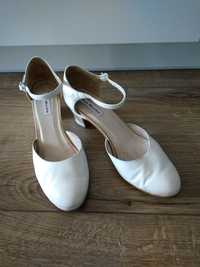 Ślubne buty w kolorze Ivory La Boda 39