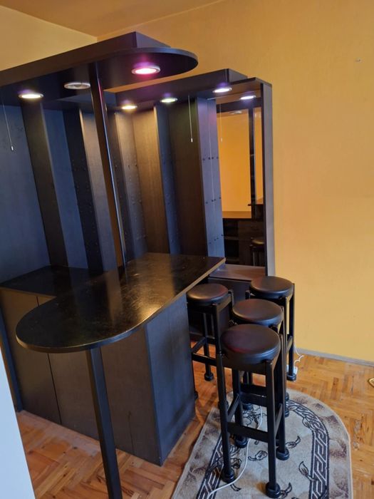 Barek debowy  z lat 90-tych plus 4 taborety dębowe obite skóra.