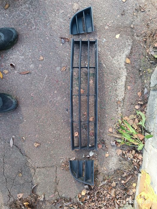 Решітка переднього бампера Skoda Octavia A5 рестайл 2008-2012