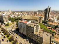 Apartamento T6 a necessitar de obras, com vista para o Douro