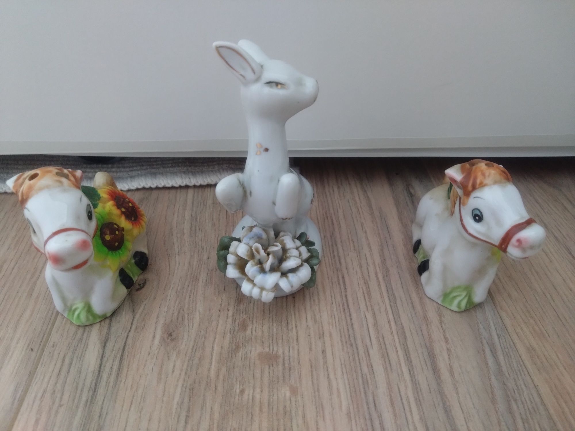 Figurki ceramiczne konie i sarenka