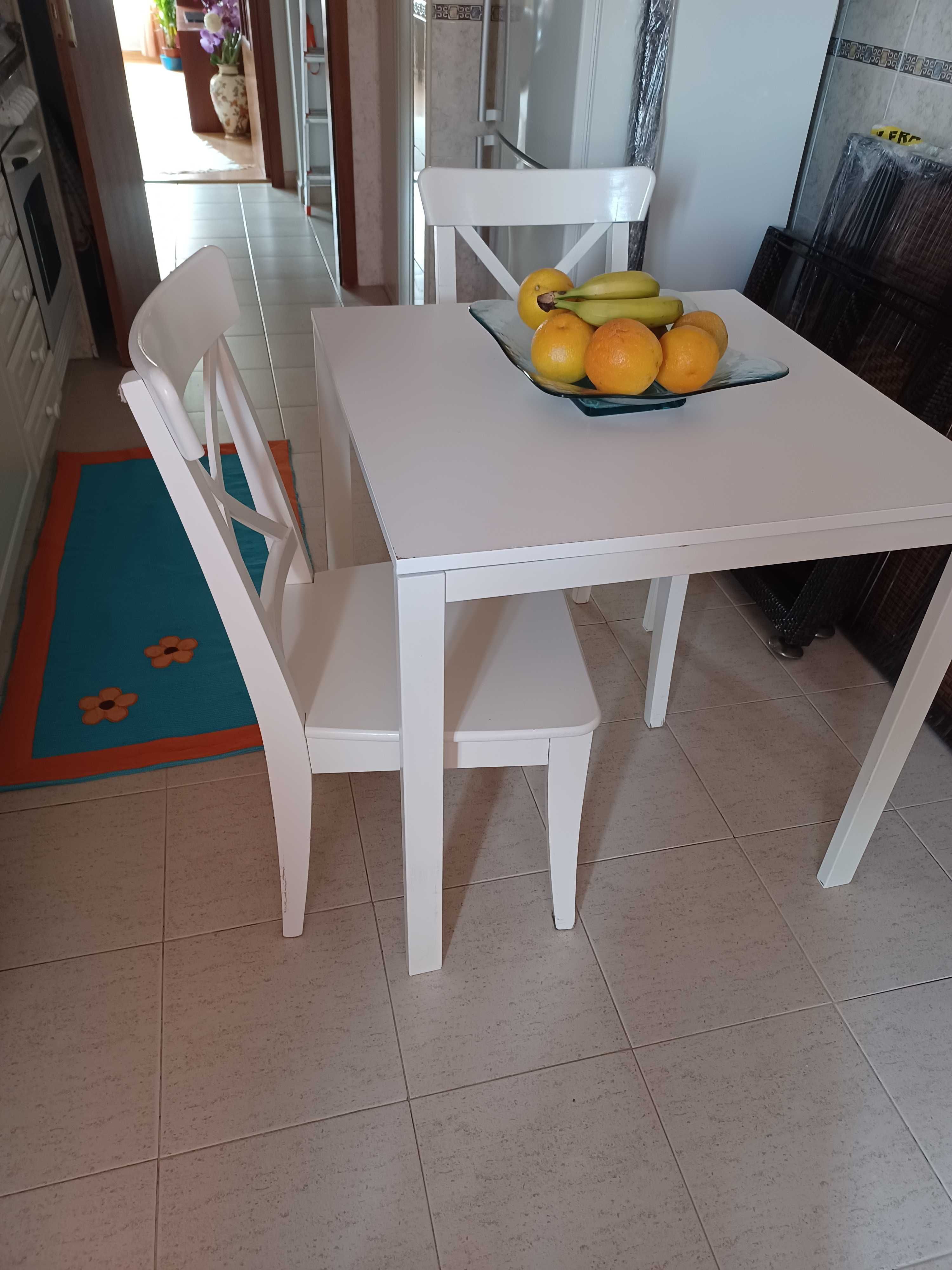 Mesa de cozinha quadrada e 2 cadeiras