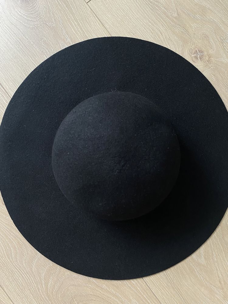 Czarny kapelusz Bershka