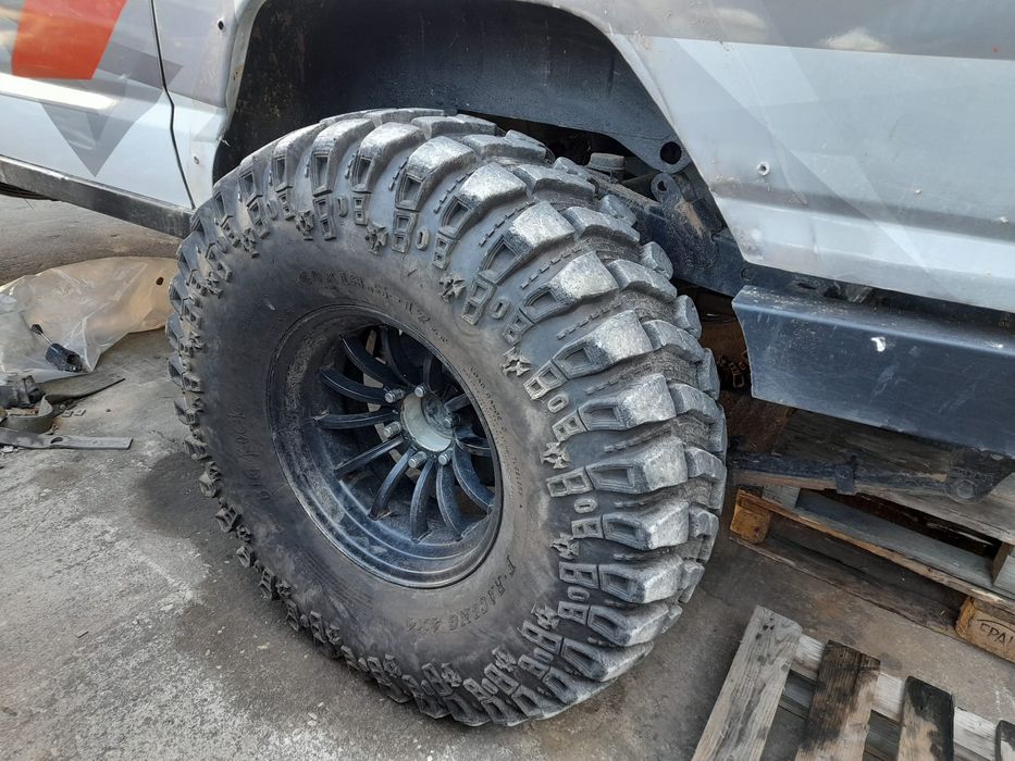 Pneus 40 13.5 17 e jantes