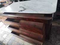 Móvel bastante antigo com pedra mármore