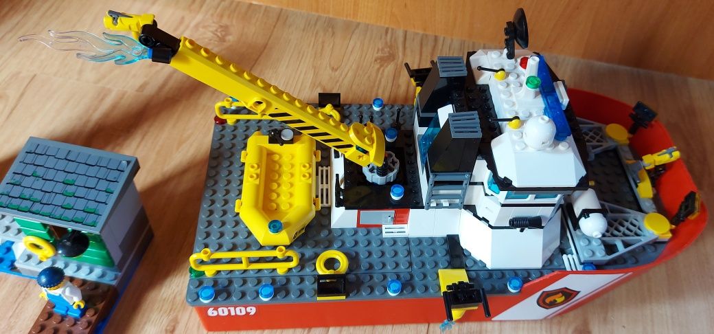 LEGO City 60109 Łódź strażacka latarnia morska