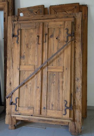 Unikatowy zestaw starej drewnianej stolarki - okna i drzwi