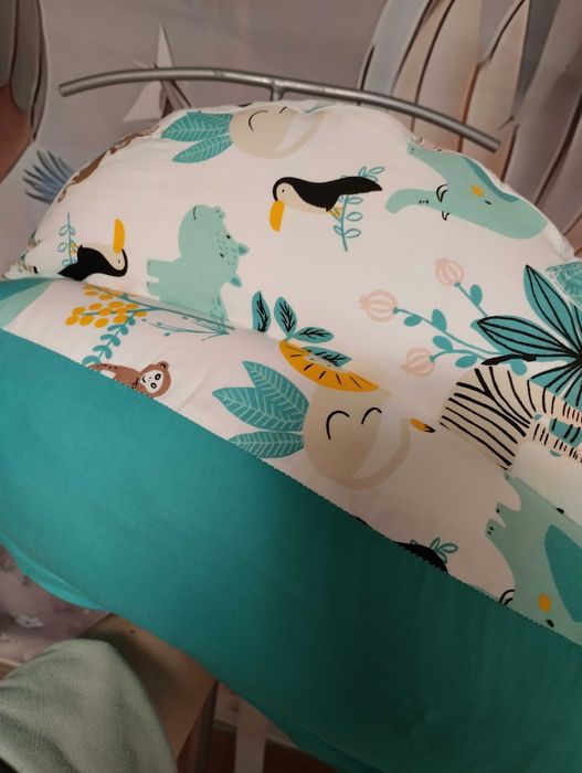 Momcozy Poduszka do karmienia z obramowaniem ergonomiczna z paskiem