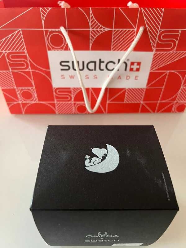 Omega x Swatch Snoopy SO33B700 - Czarny zegarek z kosmicznym Snoopy