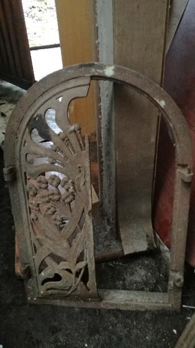 framuga ozdobna ponad 100 letnia żeliwna-wys.61cm,szer41cm.