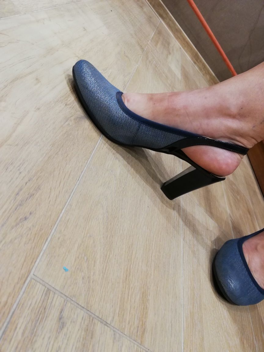 Granatowe czółenka na obcasie buty rozmiar 39