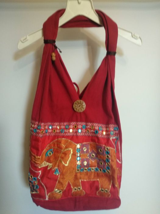 Червона сумка в етно стилі