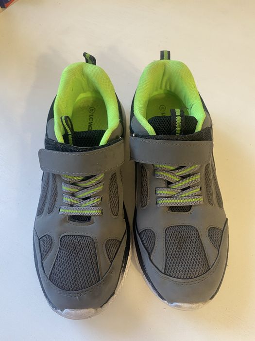 Класні кросівки на хлопця 37 р waikiki