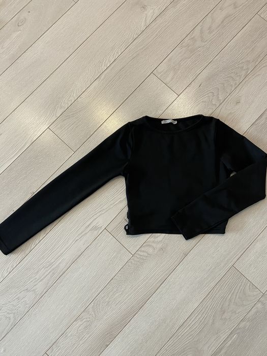 Вкорочений топ з довгими рукавами з гарною спинкою.